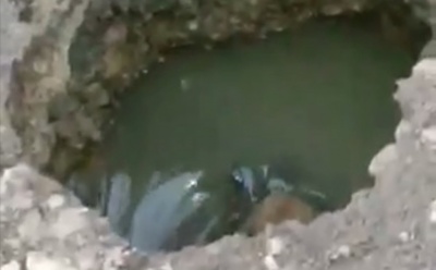 «Це просто абзац!»: під час ремонту проспекту пошкодили каналізацію – утворилась яма