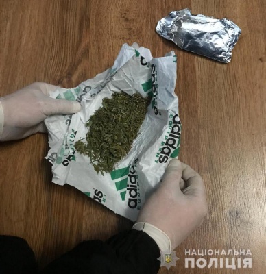 На Буковині поліція вилучила у чоловіка наркотики
