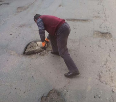 У Чернівцях водій тролейбуса самотужки взявся ремонтувати дорогу – фото