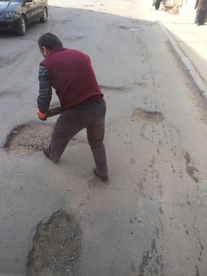 У Чернівцях водій тролейбуса самотужки взявся ремонтувати дорогу – фото