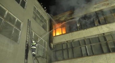 Масштабна пожежа на меблевій фабриці у Чернівцях: що відомо на цей час