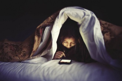 Вчені пояснили небезпеку сну з телефоном