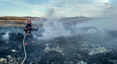 На Буковині спалахнуло сміттєзвалище - фото