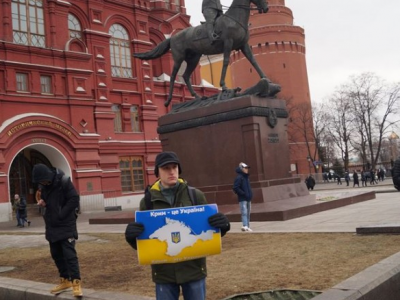 У центрі Москви активіст вийшов на поодинокий пікет на підтримку України - фото