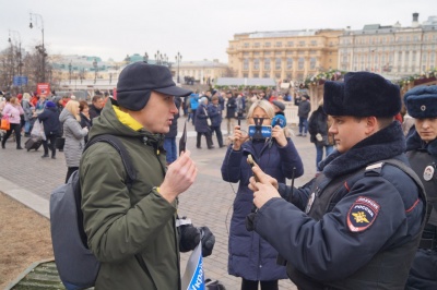 У центрі Москви активіст вийшов на поодинокий пікет на підтримку України - фото