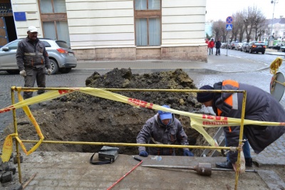 У Чернівцях газовики проводять розкопки поблизу ратуші