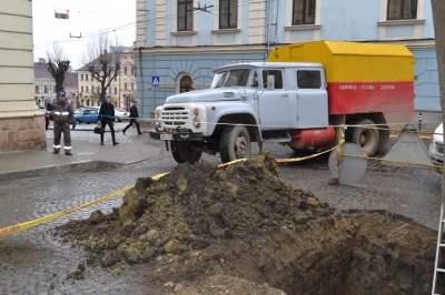 У Чернівцях газовики проводять розкопки поблизу ратуші