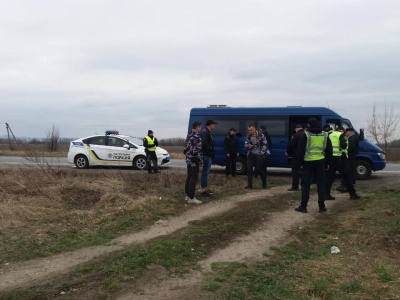На Буковині поліція шукала зброю й вибухівку у автобусі «Нацкорпусу» – фото