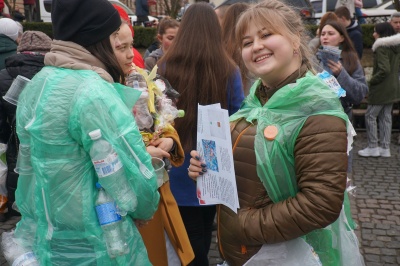 Проти пластику: в Чернівцях студенти-медики закликали перехожих оберігати природу