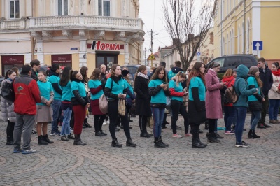 Проти пластику: в Чернівцях студенти-медики закликали перехожих оберігати природу