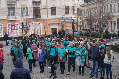 Проти пластику: в Чернівцях студенти-медики закликали перехожих оберігати природу