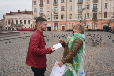 Проти пластику: в Чернівцях студенти-медики закликали перехожих оберігати природу