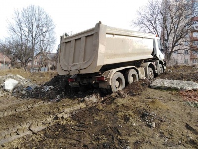 У Чернівцях вантажівка протаранила огорожу та в’їхала на приватну територію