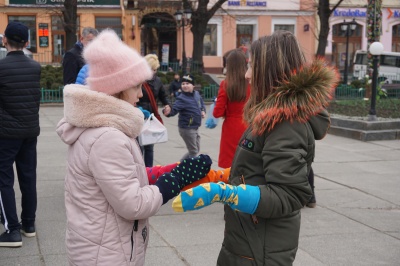 У Чернівцях відбувся флешмоб кольорових шкарпеток - фото