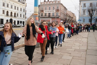 У Чернівцях відбувся флешмоб кольорових шкарпеток - фото