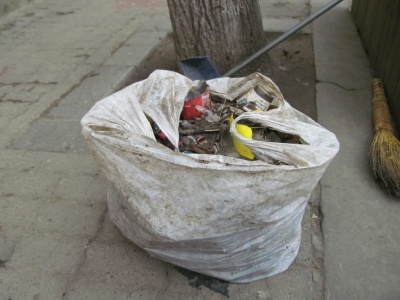 «Справжній бомжатник»: парклет у центрі Чернівців перетворився на сміттєзвалище