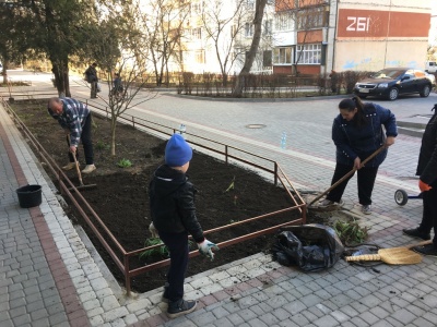 Весняна толока: жителі Чернівців цілими сім’ями виходять на суботники