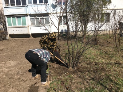 Весняна толока: жителі Чернівців цілими сім’ями виходять на суботники