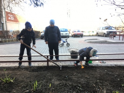 Весняна толока: жителі Чернівців цілими сім’ями виходять на суботники