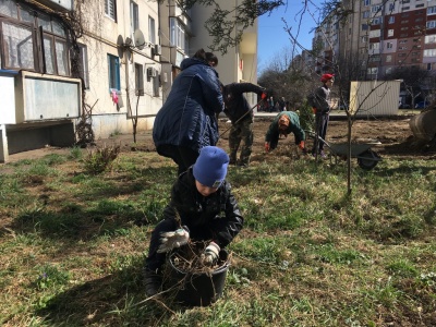 Весняна толока: жителі Чернівців цілими сім’ями виходять на суботники