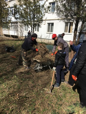 Весняна толока: жителі Чернівців цілими сім’ями виходять на суботники