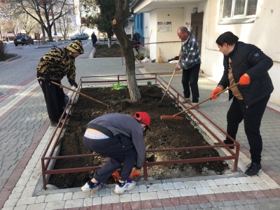 Весняна толока: жителі Чернівців цілими сім’ями виходять на суботники