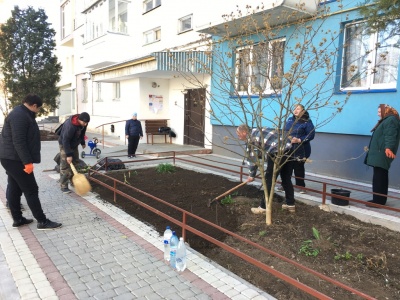 Весняна толока: жителі Чернівців цілими сім’ями виходять на суботники