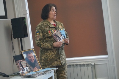 «Війна – це задача зберегти мир»: у Чернівцях презентували книгу, присвячену герою АТО Леоніду Дергачу
