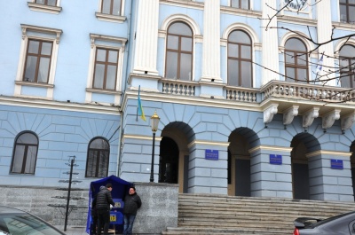 У Чернівцях депутат влаштував агітацію за кандидата просто під сходами міськради – фото