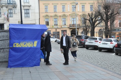 У Чернівцях депутат влаштував агітацію за кандидата просто під сходами міськради – фото