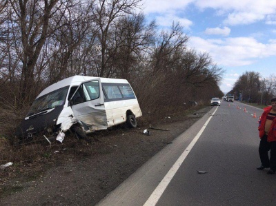 На Буковині в легковика під час руху тріснуло колесо, авто врізалось у мікроавтобус – фото