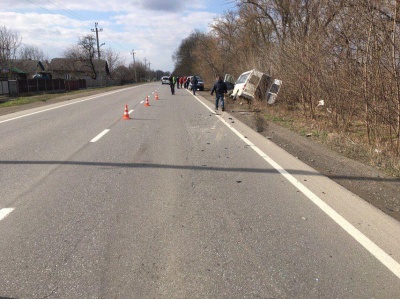 На Буковині в легковика під час руху тріснуло колесо, авто врізалось у мікроавтобус – фото