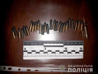 На Буковині поліція вилучила арсенал зброї у трьох осіб