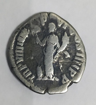 На Буковині митники вилучили старовинні монети з мікроавтобуса, який прямував до Португалії
