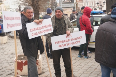 У Чернівцях група мисливців та рибалок пікетує міськраду, яка хоче відібрати в них приміщення