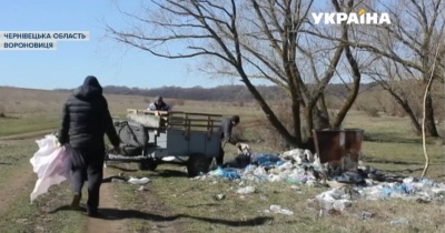 Пляшки, пакети і недоїдки: Дністер на Буковині потопає у смітті