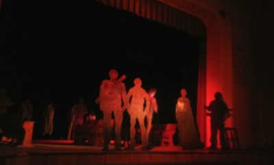 «Діти.SOS»: у Чернівцях народний драмтеатр зіграв емоційну виставу про війну – фото