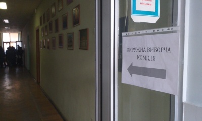 На виборчі дільниці Чернівців привезли бюлетені – фото