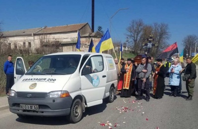 На Буковині десятки людей навколішки зустріли тіло загиблого на фронті бійця – фото