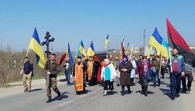 На Буковині десятки людей навколішки зустріли тіло загиблого на фронті бійця – фото