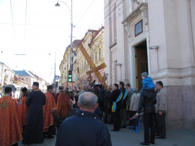 Молилися за мир в Україні: у Чернівцях у Хресній дорозі взяли участь сотні людей – фото