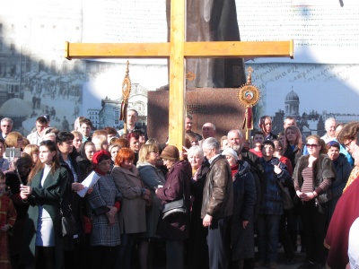 Молилися за мир в Україні: у Чернівцях у Хресній дорозі взяли участь сотні людей – фото