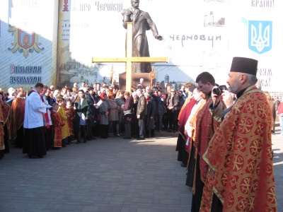 Молилися за мир в Україні: у Чернівцях у Хресній дорозі взяли участь сотні людей – фото