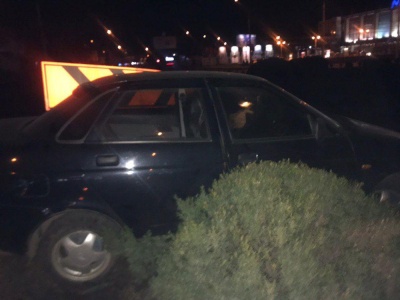 Нічна ДТП: у Чернівцях п’янючий водій ВАЗу врізався у кільце біля «Туристу» – фото