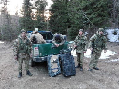 На Буковині затримали двох контрабандистів, які джипом намагались переправити цигарки до Румунії