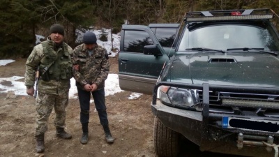 На Буковині затримали двох контрабандистів, які джипом намагались переправити цигарки до Румунії