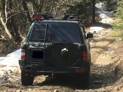 На Буковині затримали двох контрабандистів, які джипом намагались переправити цигарки до Румунії