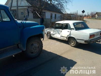 У Чернівецькій області вантажівка зіткнулась із легковиком, є травмовані