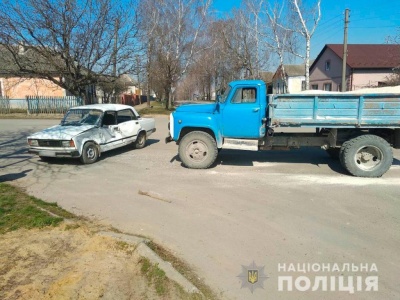 У Чернівецькій області вантажівка зіткнулась із легковиком, є травмовані