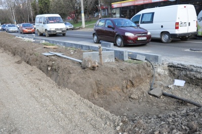 У Чернівцях на проспекті розширюють смугу для транспорту – фото